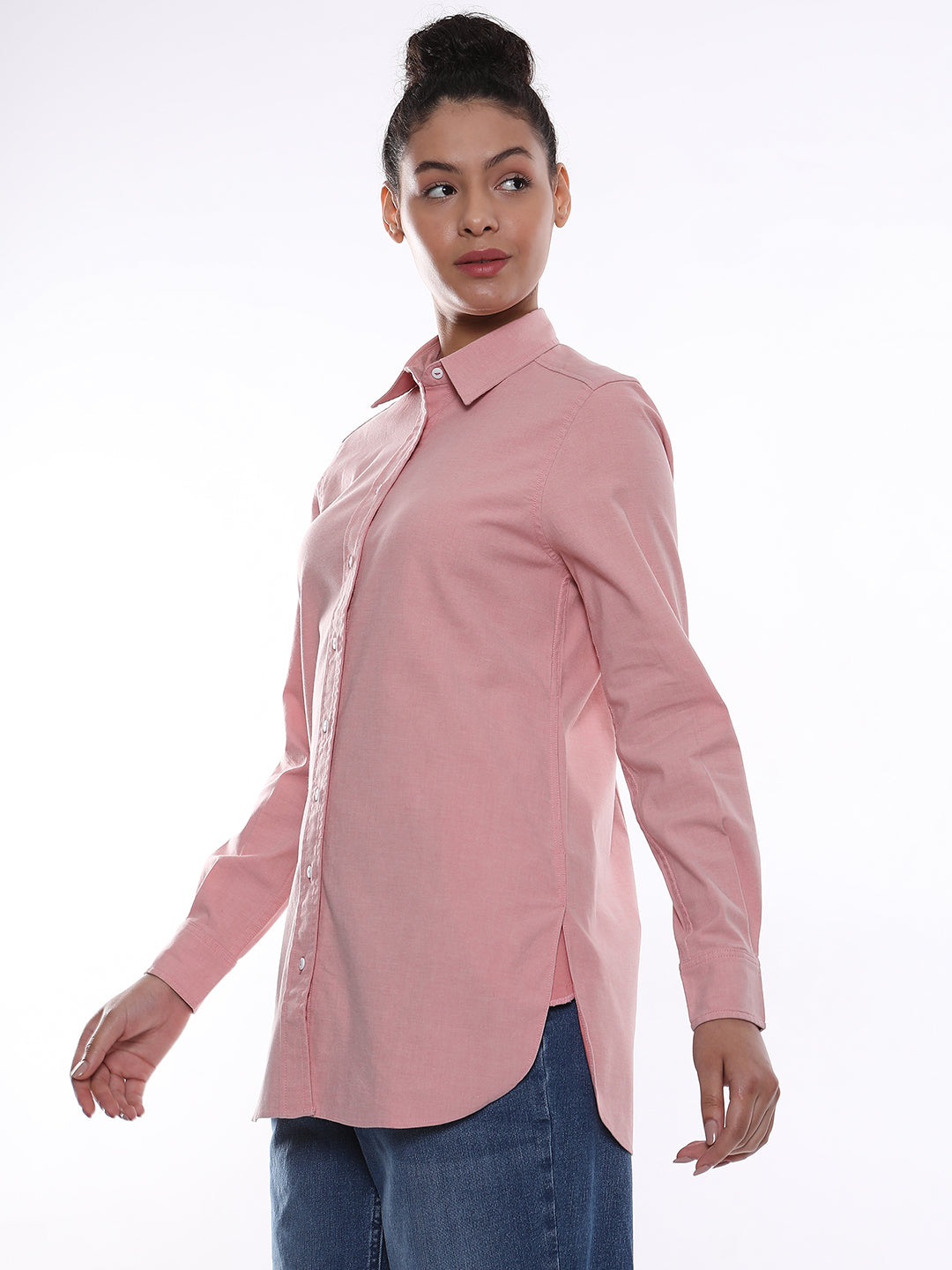 Girl wearing a pink long line shirt of Rome Fit from Gazillion