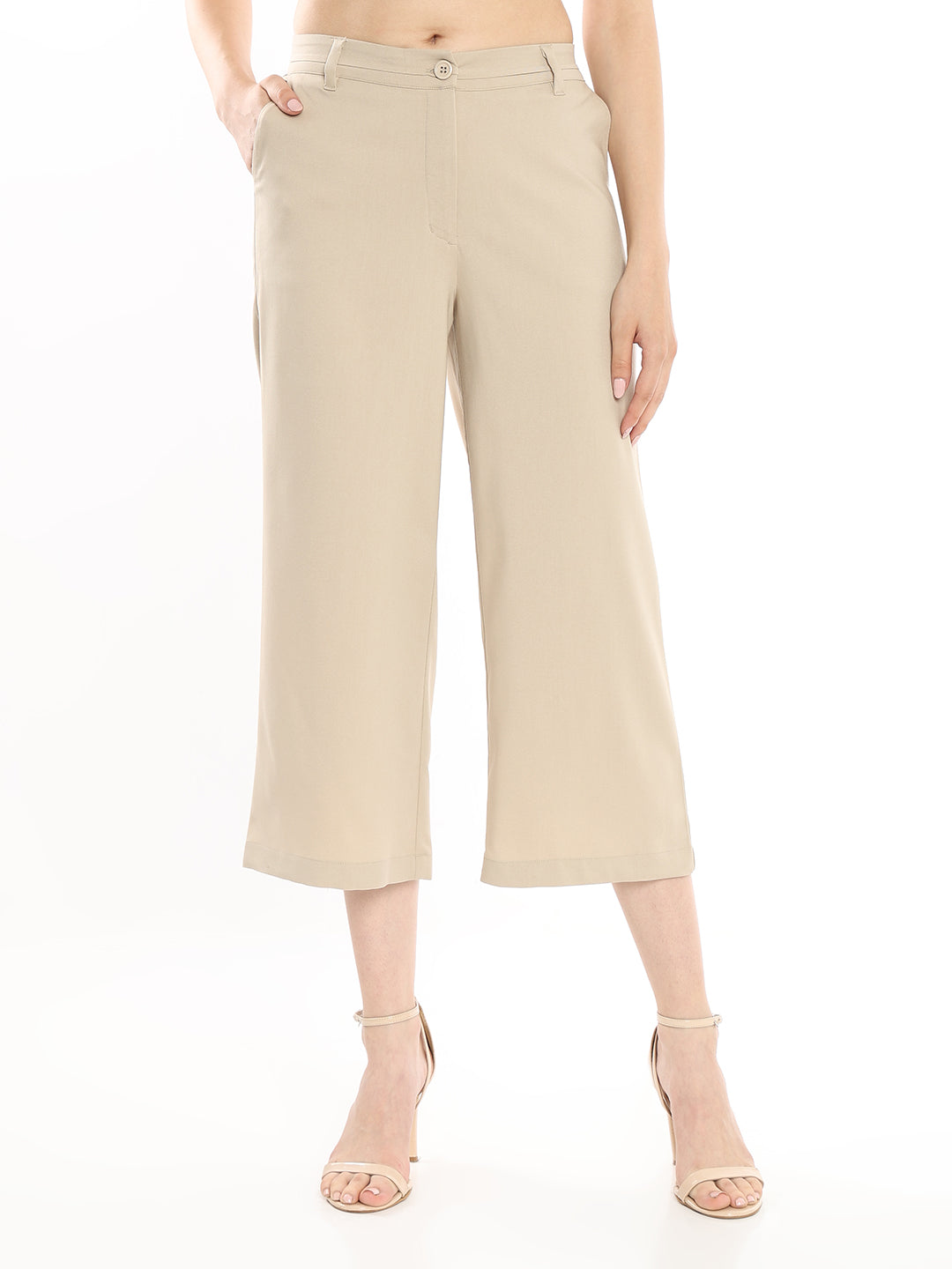 Girl wearing cropped formal pants in Berlin Fit from Gazillion